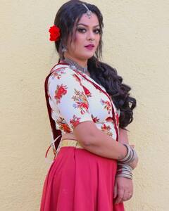 Holi 2022: होली पर ड्रेस को लेकर हो रही है कन्फ्यूजन, तो इन भोजपुरी अभिनेत्रियों से लें आउटफिट टिप्स