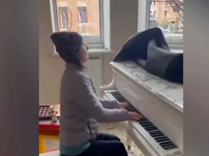Video of Ukrainian pianist playing the last tune to bid farewell to a house devastated by Russian shelling Ukraine-Russia War: यूक्रेनी पियानिस्ट का वीडियो वायरल, रूसी गोलाबारी में तबाह घर में पियानो पर बैठकर बजा रही है धुन