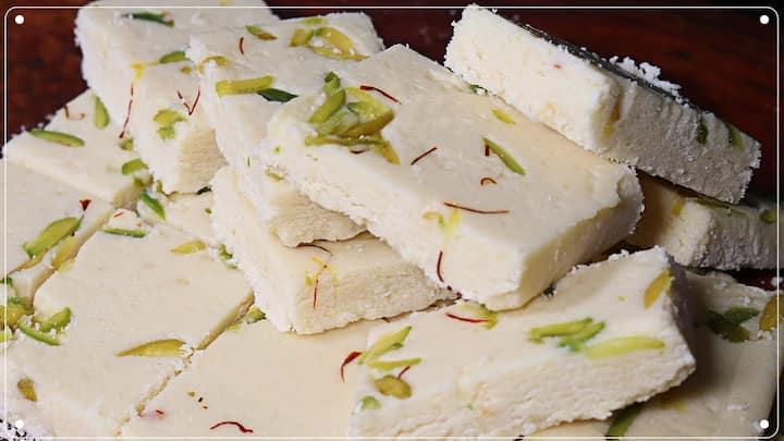 खुरचन- दूध से तैयार होने वाली ये मिठाई बेहद खास मानी जाती है. देखने में ये रबड़ी के जैसी ही होती है लेकिन इसका स्वाद अलग और खास होता है. साथ ही ये रबड़ी से थोड़ी ज्यादा गाढ़ी होती है. त्योहार के मौके पर खुरचन तैयार की जाती है और मेहमानों को परोसी जाती है. खुरचन तैयार करने में दूध के साथ पिस्ता, बादाम, इलायची पाउडर जैसे ड्राईफ्रूट्स का प्रमुखता से इस्तेमाल होता है.