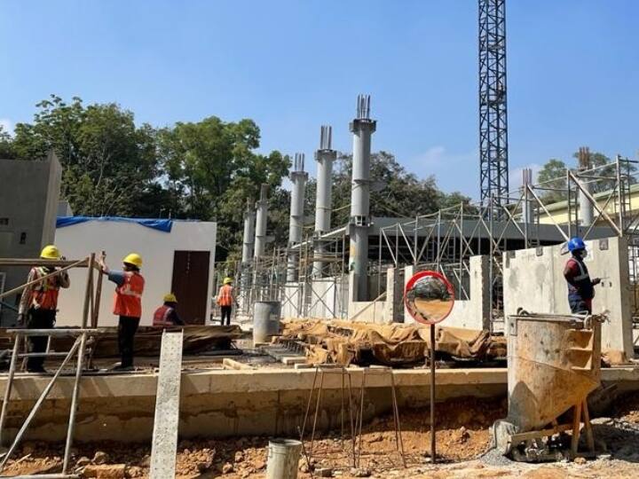 भारत अपनी वायु शक्ति क्षमता को बढ़ाने के मकसद से उन्नत स्टील्थ सुविधाओं से लैस पांचवीं पीढ़ी के मध्यम वजन के, गहरे तक मार करने वाले लड़ाकू विमान विकसित करने के लिए महत्वाकांक्षी एएमसीए परियोजना पर काम कर रहा है. इस परियोजना की प्रारंभिक विकास लागत लगभग 15,000 करोड़ रुपये आंकी गई है.