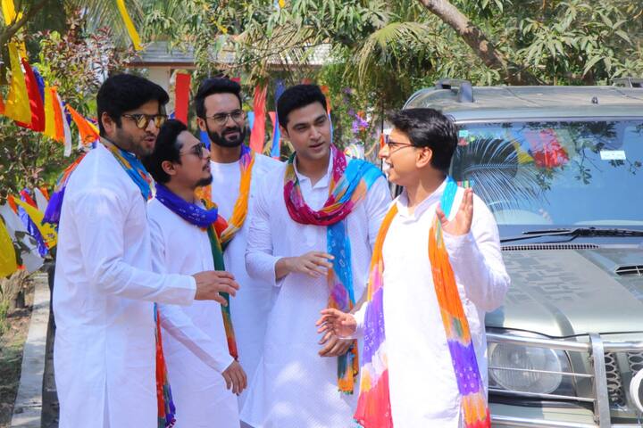 আর সিড? সে কিন্তু মিঠাইয়ের সমস্ত ইচ্ছাপূরণে হাজির। লাল- গোলাপি আবিরের রঙে জমজমাট 'মিঠাই' এর রঙের উৎসব।