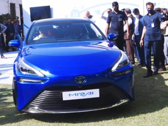 Nitin Gadkari presented Green Hydrogen Fuel Cell Electric Vehicle Toyota Mirai नितिन गडकरी ने पेश किया ग्रीन हाइड्रोजन बेस्ड इलेक्ट्रिक व्हीकल 'Toyota Mirai', सिंगल चार्ज में दौड़ती है 650 किलोमीटर