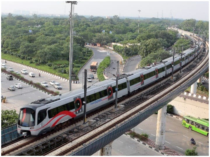 Delhi Metro services on Green Pink and Violet lines were disrupted for two hours today Delhi Metro: ग्रीन, पिंक और वॉयलेट लाइनों पर आज दो घंटो तक बाधित रहीं दिल्ली मेट्रो की सेवाएं, लगी यात्रियों की लंबी कतारें