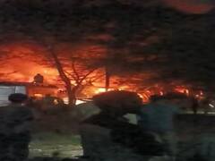 इंदौर के मालवा मिल चौराहे पर तीन गोदामों में लगी भीषण आग, लाखों का सामान जलकर हुआ खाक