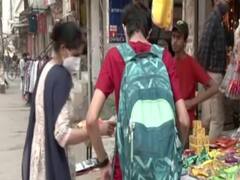 Holi 2022: कोरोना से चौपट हुए दिल्ली के बाजारों को होली से उम्मीद, उमड़ रही खरीददारों की भीड़