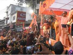 UP: ગોરખપુરમાં સીએમ યોગી આદિત્યનાથની જીતની હોળી, જુઓ તસવીરો