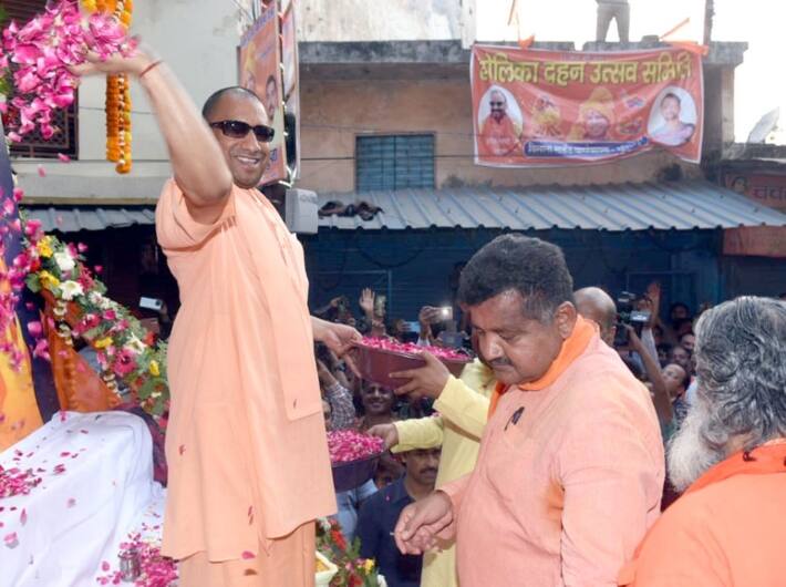 मुख्यमंत्री योगी ने कहा कि उत्तर प्रदेश की अर्थव्यवस्था को देश में अव्वल बनाने के लिए सभी को साथ मिलकर काम करना चाहिए और किसी को भी अच्छा काम करने का मौका चूकना नहीं चाहिए.