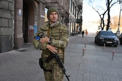 Russia-Ukraine War :  देशासाठी आधी हातात रॅकेट घेतलं, बलाढ्य फेडररला हरवलं, आता रशियाला हरवण्यासाठी रायफल हाती!