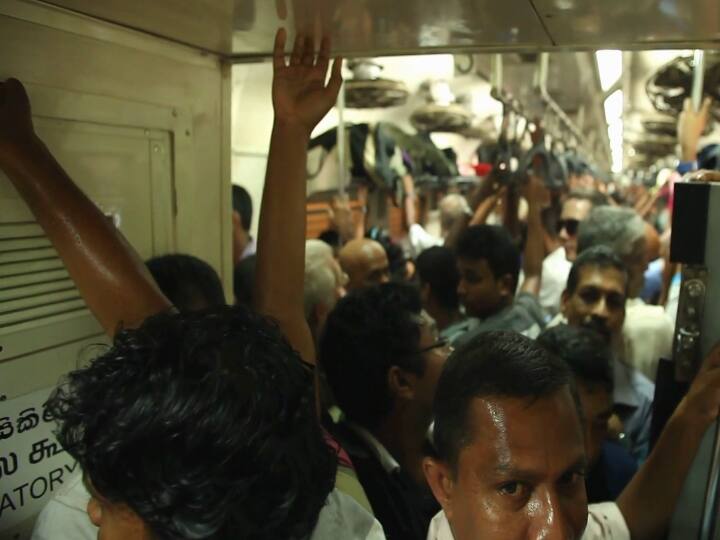 Sri Lanka Petrol Price Increased by 77 Per Litre, Commuters Using Train Service, Demands for More Train Sri Lanka Crisis: ‛சமாளிக்க முடியல... ஏதாவது பண்ணுங்க...’ இலங்கை போக்குவரத்து அமைச்சருக்கு ஸ்டேஷன் மாஸ்டர்கள் கோரிக்கை!