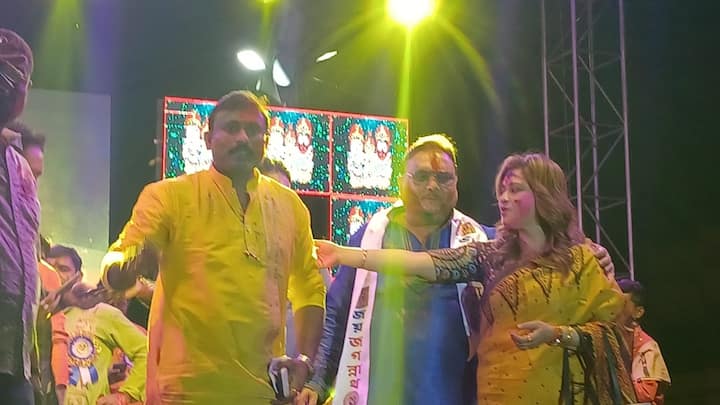 এই প্রথম বছর বসন্ত উৎসব পালন করল মাহেশ জগন্নাথ মন্দির ট্রাস্টি বোর্ড।শ্রীরামপুর মাহেশ জগন্নাথ মন্দির ও রথকে কেন্দ্র করে পর্যটন ক্ষেত্র গড়ে তুলছে রাজ্য সরকার।মন্দিরের সামনে রাজপথের উপর তোরণ তৈরি থেকে মন্দির সংস্কার করে নবরূপ দেওয়া হয়েছে চত্বরে।