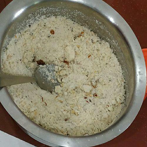 गुझिया की स्टफिंग के लिए - ½ कप बारीक सूजी, ½ कप गेहूं का आटा, 1 कप गुड़ बारीक कटा हुआ या ब्राउन शुगर, ¼ घी, 2 बड़े चम्मच ग्रेटड नारियल या सूखा नारियल, 2 बड़े चम्मच बादाम कटे हुए, 2 बड़े चम्मच काजू कटा हुआ, 2 बड़े चम्मच किशमिश, 1 बड़ा चम्मच पिस्ता कटा हुआ, 2-3 बड़े चम्मच कटे हुए खजूर, ½ छोटा चम्मच इलायची पाउडर भी उपयोग करें.