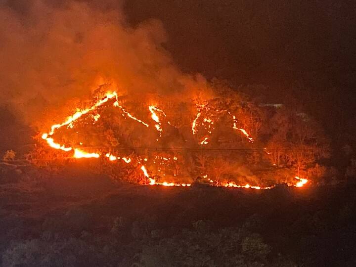 Navi Mumbai Fire in hills of Kharghar area Now fire is under control but cause is unclear Maharashtra News Navi Mumbai Fire : खारघर परिसरातील डोंगरात वणवा, शर्थीच्या प्रयत्नानंतर आग नियंत्रणात, कारण मात्र अस्पष्ट