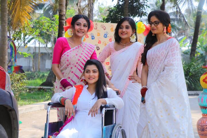 দেখা গিয়েছিল, একটা বাথটাবে শুয়ে আছে সৌমিতৃষা (Soumitrisha) ওরফে মিঠাই (Mithai) আর তার গোটা গায়ে গোলাপের পাপড়ি। সেখানেই মিঠাইকে প্রথমবার সিদ্ধার্থ ওরফে সিড বলেছিল, 'ভালোবাসি'।