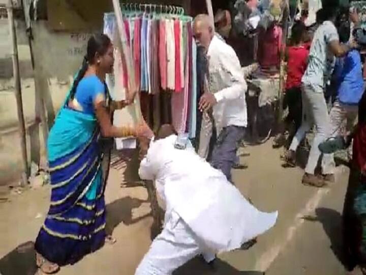 JDU leader was beaten up outside the women's police station in Rohtas, angry women showered slippers ann Watch: रोहतास में महिला थाना के बाहर JDU नेता की पिटाई, इस बात से नाराज महिलाओं ने बरसाए चप्पल