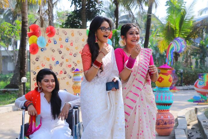 সদ্য জন্মদিন গিয়েছে সৌমিতৃষার। সোশ্যাল মিডিয়ায় একগুচ্ছ ছবি শেয়ার করে নিয়েছেন তিনি। সেখানে দেখা যাচ্ছে, একটি সোফায় বসে রয়েছেন তিনি।  তার চারপাশে লাল বেলুন, সামনে রাখা কেক, শুভেচ্ছাবার্তা আর উপহার। ধারাবাহিকের উচ্ছেবাবু অর্থাৎ সিড-এর সঙ্গেও ছবি ভাগ করে নিয়েছেন সৌমিতৃষা।