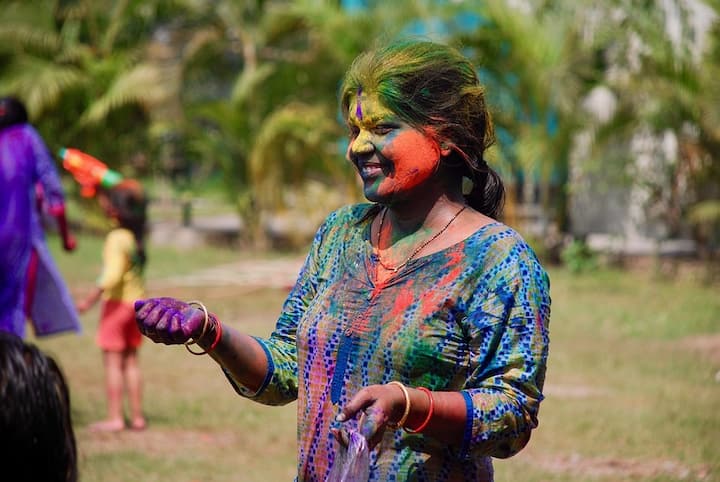 জল সহযোগে রং খেলার সময় স্মার্টফোন সঙ্গে রাখবেন না। রং লেগে কিংবা জল লেগে সেটি নষ্ট হয়ে যেতে পারে।