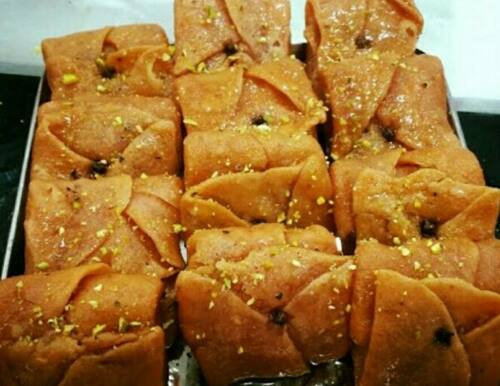 लौंगलता- होली के मौके पर गुझिया करीब-करीब हर क्षेत्र में बनाई जाने वाली मिठाई होती है. लेकिन आज हम आपको बताएंगे यूपी के पूर्वी क्षेत्र में बनाई जाने वाली मिठाई लौंगलता के बारे में. दरअसल ये यूपी के अलावा बिहार में भी त्योहारों के मौके पर बनाई जाती है. करीब-करीब गुझिया जैसी ही होने वाली ये मिठाई लौंग की इस्तेमाल की वजह से अलग स्वाद देती है.