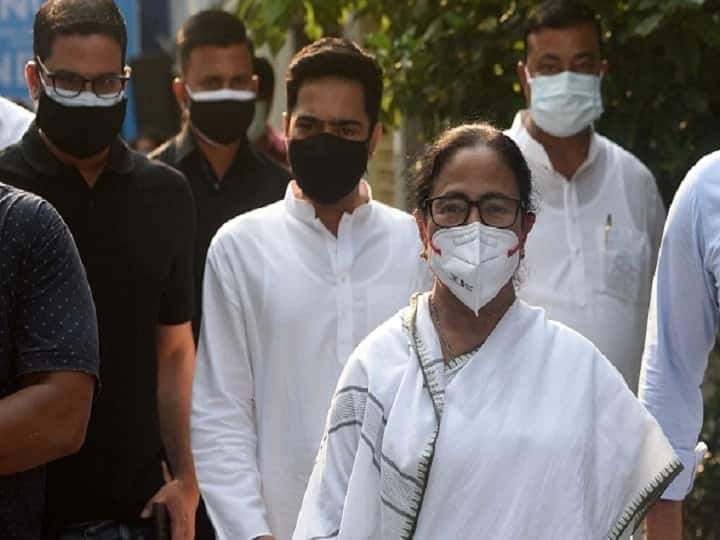 अभिषेक, मुख्यमंत्री ममता बनर्जी के बड़े भाई अजित के बेटे हैं. वे बचपन से ही ममता बनर्जी के पास रहे हैं. पश्चिम बंगाल में कहा जाता है कि अभिषेक दीदी के चहेते हैं. ममता बनर्जी चाहती हैं कि आने वाले वक्त में अभिषेक पार्टी में उनकी जगह लें. हालांकि, इसे लेकर तृणमूल कांग्रेस के सीनियर नेता नाखुशी जाहिर कर चुके हैं.