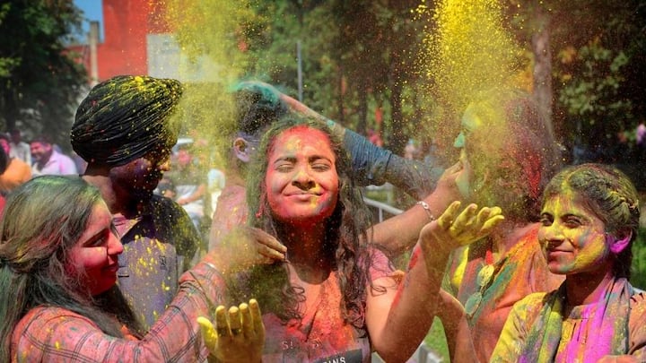 মার্শাল আর্ট, নাচ, গান ছাড়ও কবিতাপাঠ, কীর্তনের অনুষ্ঠানেরও আয়োজন হয় জায়গায় জায়গায়। এই সময় বিদেশ বিভুঁইয়ে থাকা মাটির টানে ফিরে আসেন পঞ্জাবও। এ বারে কোভিডের কারণে যদিও ছেদ পড়েছে তাতে।