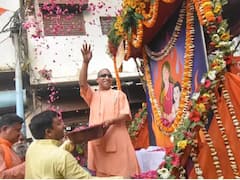 UP: ગોરખપુરમાં સીએમ યોગી આદિત્યનાથની જીતની હોળી, જુઓ તસવીરો