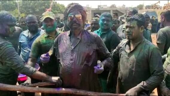 JC Prabhakar Reddy In Holi Celebrations: రంగుల్లో మునిగితేలిన జేసీ ప్రభాకర్ రెడ్డి | Holi 2022