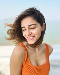 बिना मेकअप फोटो शेयर कर अनन्या पांडे ने खुद को बताया संतरा, ऑरेंज टॉप में लगीं बला की खूबसूरत