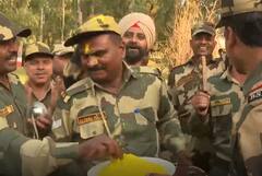 Holi 2022: BSF Jawans sing and dance to celebrate festival of colours | ABP News