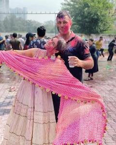 पति के साथ रंग में सराबोर दिखीं श्रद्धा आर्य, ऐसे मनाई शादी के बाद पहली होली