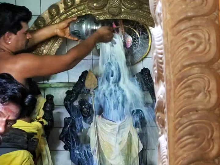 பெண்கள் மட்டும் பால்குடம் சுமந்து வழிபாடு நடத்திய முருகன் கோவில்.. என்ன சிறப்புன்னு தெரியுமா? At the Mayiladuthurai Murugan Temple, only women participated and carried milk பெண்கள் மட்டும் பால்குடம் சுமந்து வழிபாடு நடத்திய முருகன் கோவில்.. என்ன சிறப்புன்னு தெரியுமா?