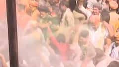 Holi के दिन क्यों चिड़ियाघर पहुंचे Yogi Adityanath? देखें CM का पशु-प्रेम | UP Holi Special