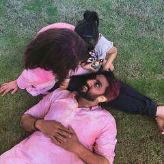 कोई जश्न में झूमता दिखा, तो किसी पर चढ़ा रंग, यहां देखिए बॉलीवुड सितारों ने कैसे मनाई थी पिछली होली