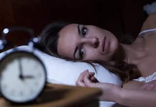 Health Tips : वयाच्या चाळीशीनंतरही कमी झोपेची काळजी वाटतेय? 'हे' सोपे उपाय करा