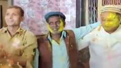 Holi 2022: Ayodhya में Iqbal Ansari ने भी खेली होली, तो साधु-संत ऐसे बना रहे त्योहार