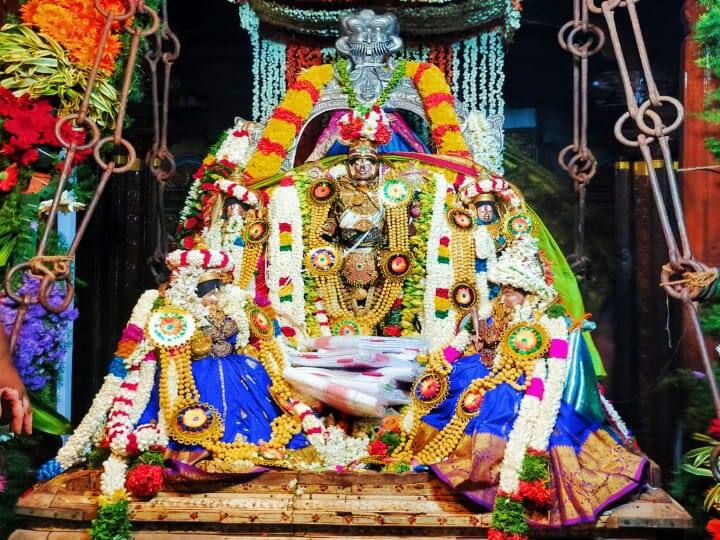 Video : பங்குனி உத்திரத்தை முன்னிட்டு அழகர் கோயிலில் நடைபெற்ற திருக்கல்யாணம்.. பக்தி பரவசம் தரும் வீடியோ.. Madurai Tirukkalyanam held at Alhagar Temple on Panguni Uthiram Festivity Video : பங்குனி உத்திரத்தை முன்னிட்டு அழகர் கோயிலில் நடைபெற்ற திருக்கல்யாணம்.. பக்தி பரவசம் தரும் வீடியோ..