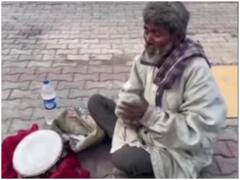 शख्स ने बीच सड़क पर गाया बेहतरीन अंदाज में गाना, टैलेंट को देख फिदा हुए लोग