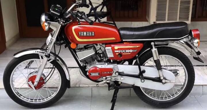 ਯਾਮਾਹਾ RX100- Yamaha RX100 ਇਸ ਸ਼੍ਰੇਣੀ ਵਿੱਚ ਸਭ ਤੋਂ ਪਹਿਲਾਂ ਆਉਂਦਾ ਹੈ, ਇਹ ਪਹਿਲੀ ਵਾਰ 1985 ਵਿੱਚ ਲਾਂਚ ਕੀਤਾ ਗਿਆ ਸੀ ਅਤੇ 1996 ਤੱਕ ਇਸਦਾ ਮਾਰਕੀਟ ਵਿੱਚ ਦਬਦਬਾ ਰਿਹਾ। ਭਾਰਤ ਵਿੱਚ ਇਸਦੀ ਵਿਕਰੀ ਐਸਕਾਰਟ ਕੰਪਨੀ ਕਰਦੀ ਸੀ। ਇਸ ਬਾਈਕ ਦੀ ਸਭ ਤੋਂ ਖਾਸ ਗੱਲ ਇਸ ਦੀ ਪਿਕ-ਅੱਪ ਸੀ, ਇਹ ਸਿਰਫ 7.5 ਸੈਕਿੰਡ 'ਚ 60 ਕਿਲੋਮੀਟਰ ਦੀ ਰਫਤਾਰ ਫੜ ਸਕਦੀ ਸੀ। ਮੋਟਰਸਾਈਕਲ 98cc ਸਿੰਗਲ ਸਿਲੰਡਰ ਇੰਜਣ ਨਾਲ ਸੰਚਾਲਿਤ ਸੀ ਜੋ 11PS ਦੀ ਪਾਵਰ ਪੈਦਾ ਕਰਦਾ ਸੀ।
