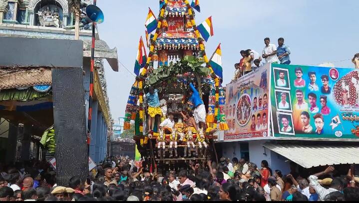 Panguni Uttaram festival near Dharmapuri தருமபுரியில் பெண்கள் மட்டுமே வடம் பிடித்து இழுத்த தேர் திருவிழா
