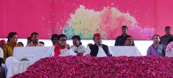 ਹਮੇਸ਼ਾ ਦੇ ਉਲਟ ਇਸ ਵਾਰ ਮੁਲਾਇਮ ਸਿੰਘ ਦੀ ਰਿਹਾਇਸ਼ 'ਤੇ ਫੁੱਲਾਂ ਦੀ ਹੋਲੀ ਨਹੀਂ ਹੋਈ। ਇਸ ਦੇ ਲਈ ਰਣਵੀਰ ਸਿੰਘ ਮੈਮੋਰੀਅਲ ਫੈਸਟੀਵਲ ਪੰਡਾਲ ਦੀ ਚੋਣ ਕੀਤੀ ਗਈ ਸੀ। ਇੱਥੇ ਇੱਕ ਵੱਡੀ ਸਟੇਜ ਤਿਆਰ ਕੀਤੀ ਗਈ ਸੀ।