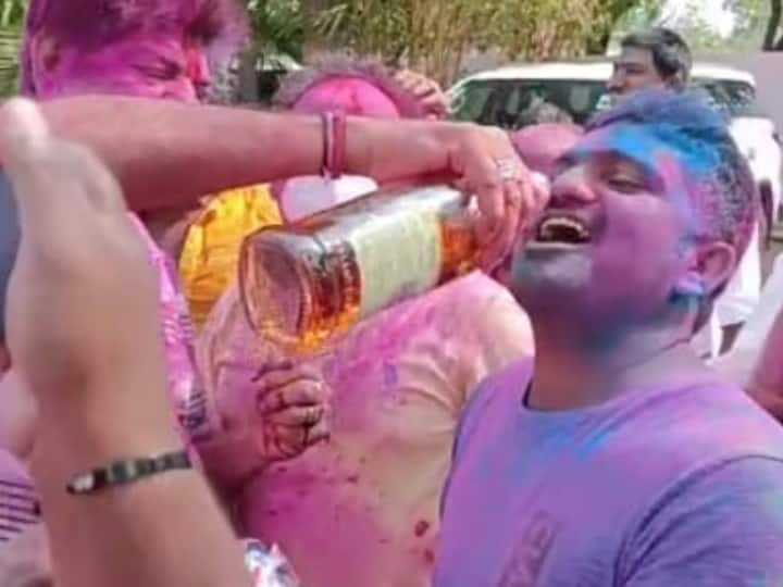 MLA Shankar Nayak pours alcohol on followers' note during Holi celebrations Sankar Naik Holi : ఒంటికి రంగు , నోట్లోకి మందు - ఆ ఎమ్మెల్యే హోలీ చూస్తే మైండ్ బ్లాంకే..