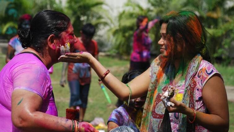 Holi 2022: How to Remove Colour Stains from Your Clothes, know in details Holi 2022: সহজ এই পদ্ধতিগুলোতেই পোশাক থেকে হোলির রং তোলা যাবে