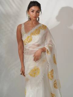 होली पर व्हाइट पहनने का है क्रेज, तो आलिया भट्ट के इन एथनिक साड़ी लुक से ले सकती हैं इंस्पिरेशन