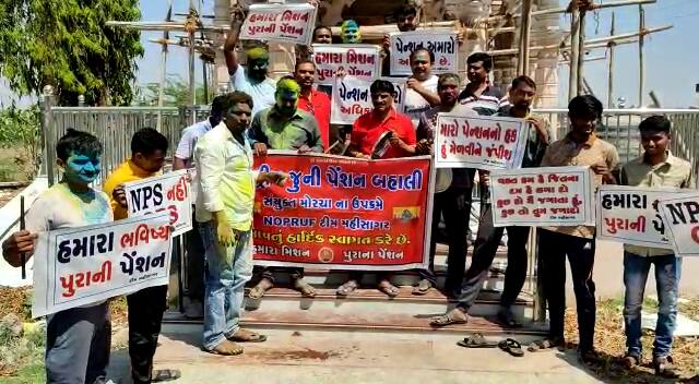 the Government employees are carrying out a public contact agitation demanding an old pension scheme ગુજરાત સરકારની મુશ્કેલી વધશે,જૂની પેન્શન યોજનાને લઈને કર્મચારીઓ ઉતર્યા રસ્તા પર