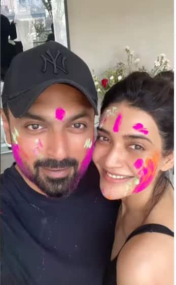 মোনী রায়ের মতো কিছুদিন আগেই বিয়ে সেরেছেন করিশ্মা তান্না। দীর্ঘদিনের প্রেমিক বরুণ বঙ্গেরার সঙ্গে বিবাহবন্ধনে আবদ্ধ হয়েছেন। এদিন তিনিও হোলি সেলিব্রেশনের ছবি শেয়ার করলেন।
