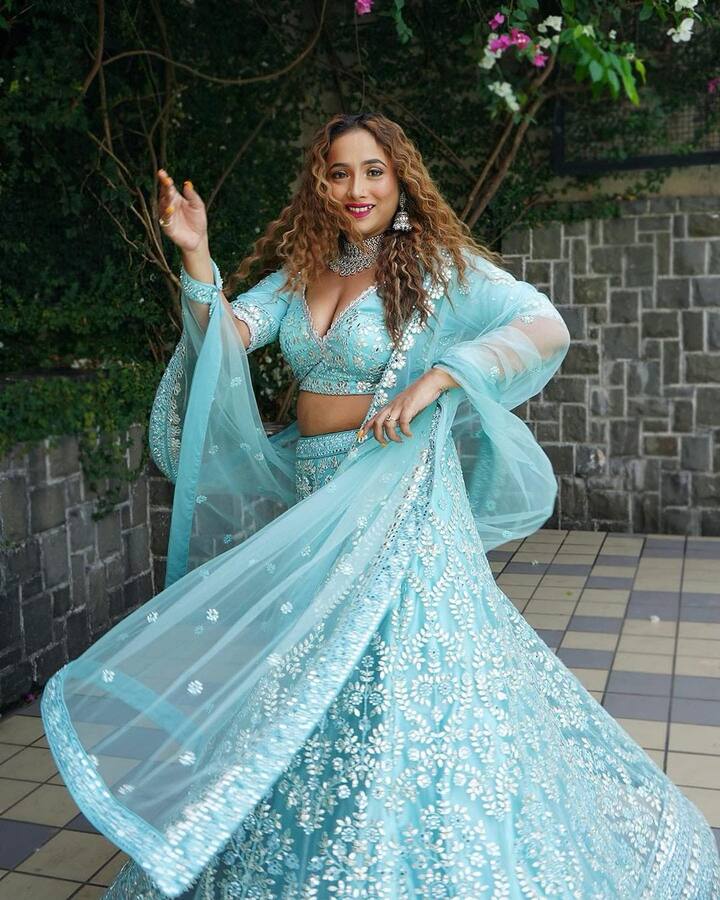 तस्वीरों के साथ रानी ने अपने फैन्स को सेफ होली खेलने का संदेश दिया है.