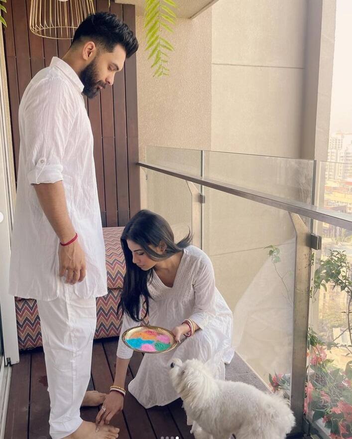 किसी फोटो में मौनी अपनी पति  को रंग लगा रही हैं तो किसी फोटो में उनके पैर छू रही हैं.  एक्ट्रेस की ये खूबसूरत फोटोज़ सोशल मीडिया पर काफी वायरल हो रही हैं.