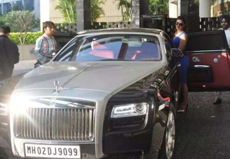 Actress Priyanka Chopra sells her Rolls Royce Ghost car to a Bengaluru businessman Priyanka Chopra : ரோல்ஸ் ராய்ஸ் காரை பெங்களூரு தொழிலதிபருக்கு விற்பனை செய்தார் பிரியங்கா சோப்ரா.. ஏன்? விலை எவ்வளவு?