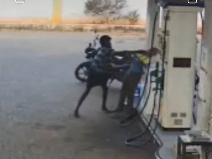 theif robbed and got escaped at kanyakumari petrol bunk பெட்ரோல் பங்க் ஊழியரை தாக்கி பணம் பறிக்க முயற்சி - ஊழியரின் சாதுர்ய தாக்குதலால் பைக்கையும், பணத்தையும் போட்டுவிட்டு ஓட்டம்