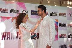 Holi 2022: বিয়ের পর প্রথম হোলি, রঙের উৎসবে একে অপরকে রাঙিয়ে দিলেন অঙ্কিতা-ভিকি