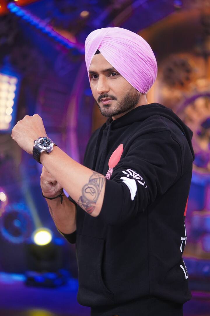 भारतीय क्रिकेट संघाचा माजी फिरकीपटू हरभजन सिंह लवकरच आपली राजकीय इनिंग सुरु करणार आहे. पंजाबमध्ये सरकार स्थापन केल्यानंतर आम आदमी पार्टी पक्षाच्या वतीने हरभजन सिंह यांना राज्यसभेवर पाठवू शकते. यासोबतच त्याला जालंधर इथल्या नवीन क्रीडा विद्यापीठाचा कार्यभारही दिला जाऊ शकतो. हरभजन सिंह राजकारणात प्रवेश करणारा पहिला खेळाडू नाही. याआधीही अनेक भारतीय क्रिकेटपटू, फुटबॉलपटू आणि विविध क्षेत्रातील खेळाडूंनी राजकारणात प्रवेश केला आहे.