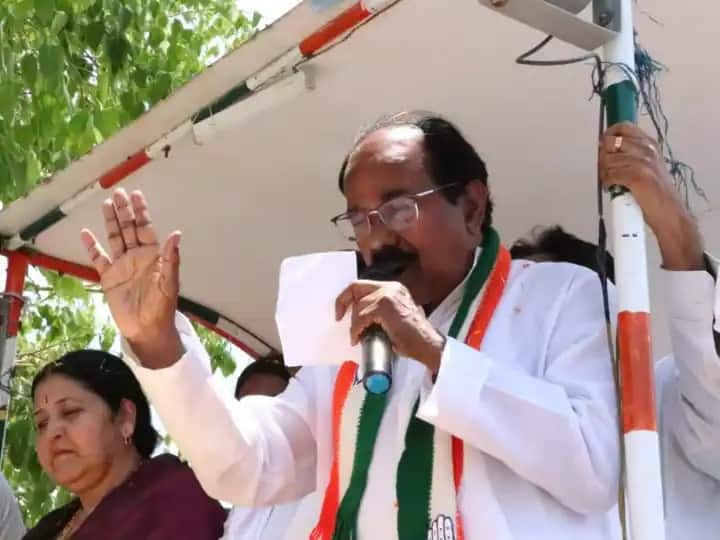 Congress Veerappa Moily slams Congress G23 leaders  सोनिया गांधीची पक्षामध्ये सुधारणा आणण्याची इच्छा, पण आजूबाजूचे लोक हे घडू देत नाहीत; विराप्पा मोईलींची  G23 नेत्यांवर टीका